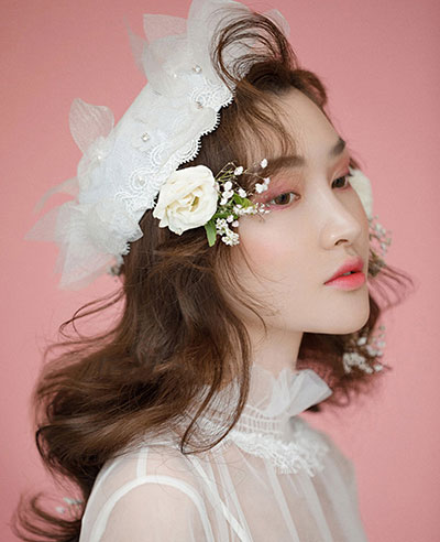 甜美系蕾丝白纱鲜花新娘